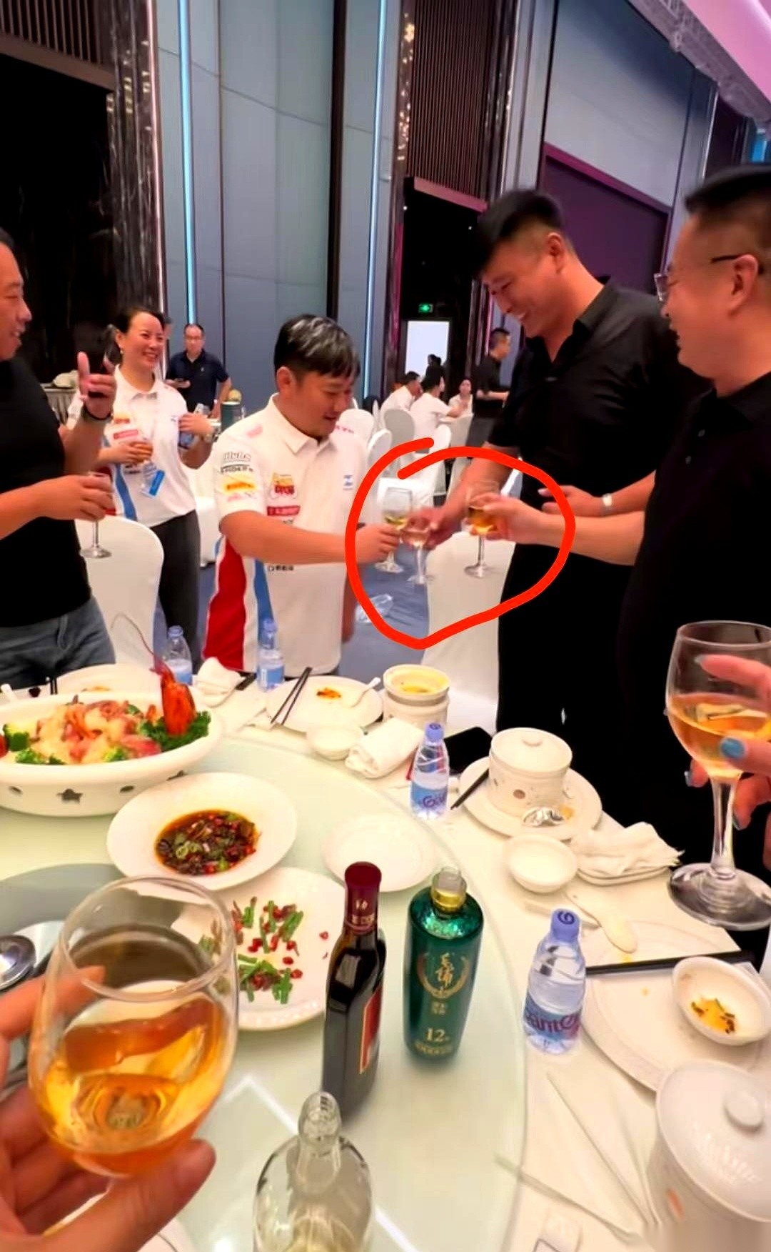 重庆摩博会的酒局上，出现了一个极度反常的画面：一个1米58的男人端着酒杯，面前站着个1米9的北方壮汉