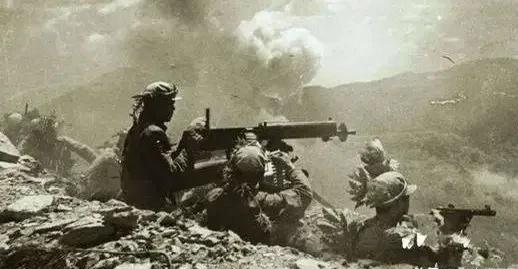 朝鲜战争中，12个侦察兵，噌噌跃过2米高的铁网。可刚着地，一名战士尖叫道，“排长