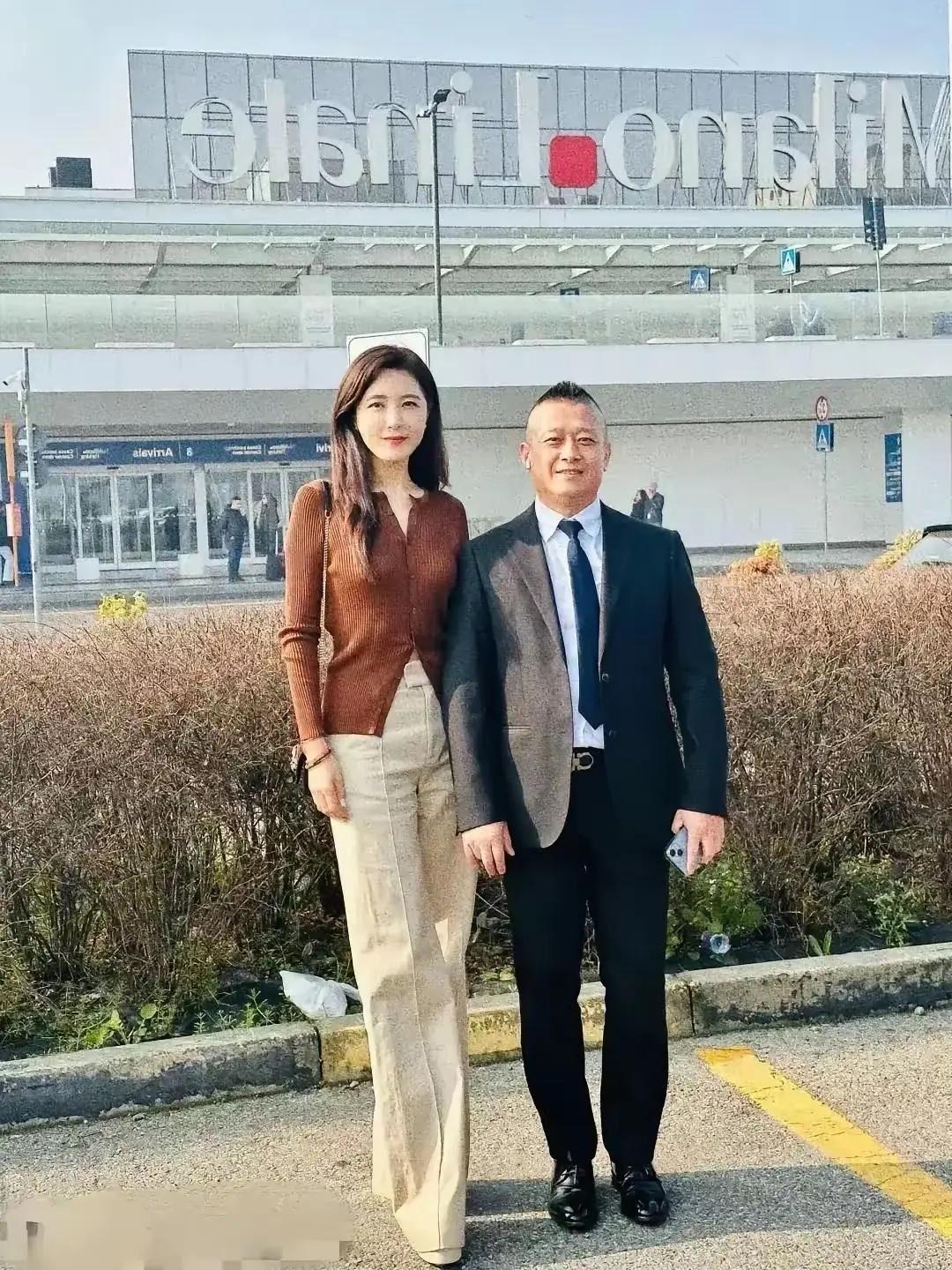 巩俐、李冰冰她们都没有照片中的这位美女漂亮，她不但貌美如花，也曾是中戏的校花，一