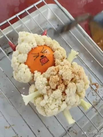 孩子非要吃烤全羊，老父亲也是煞费苦心了～