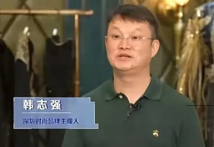 打人都打出经验来了，还知道把人骗到厕所打，知道厕所没有监控是吧！深圳万旗服饰