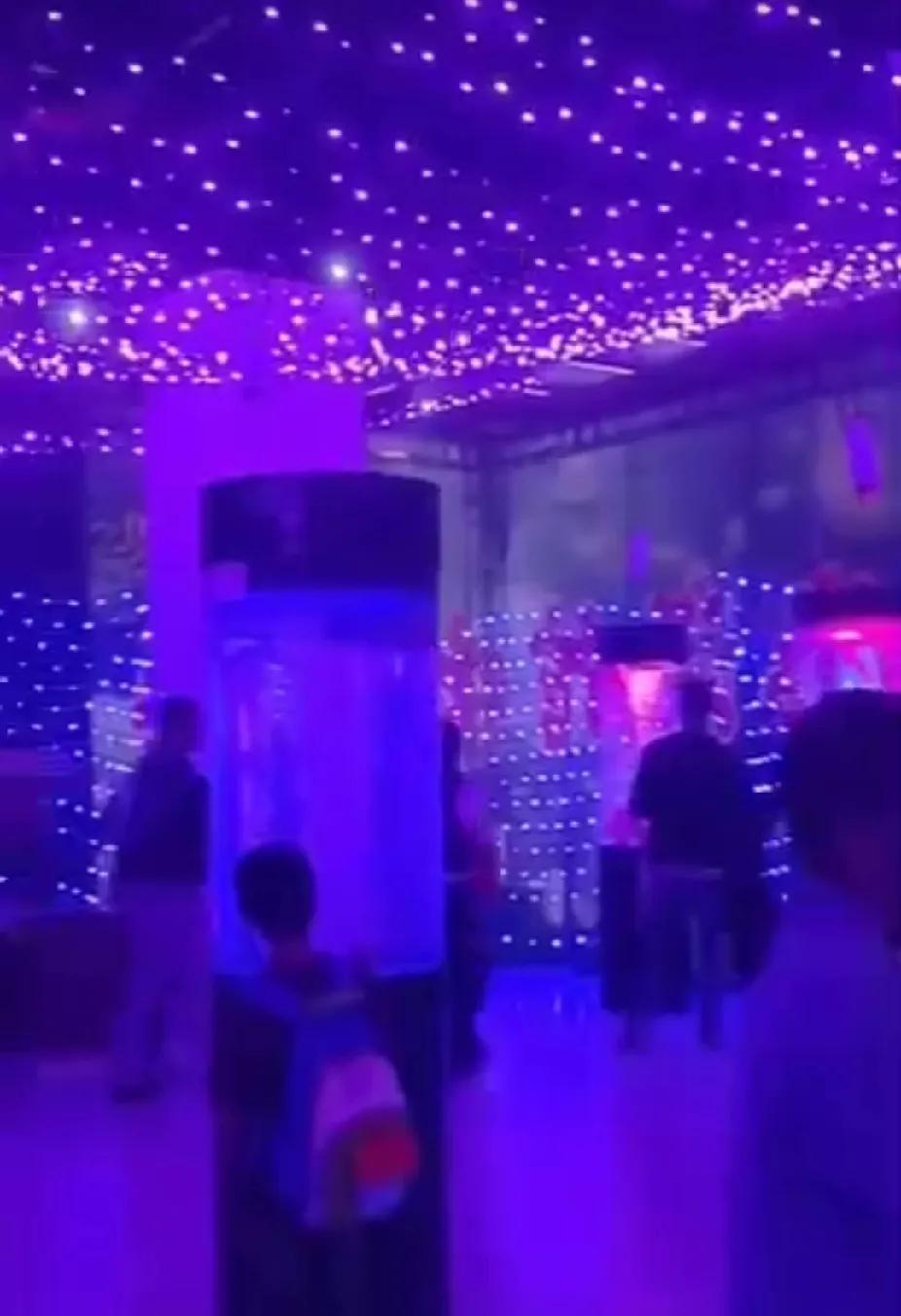 用一点塑料膜围个几十平方的空间，然后摆几个鱼缸加点小鱼，再搞点炫耀的灯光，就美名