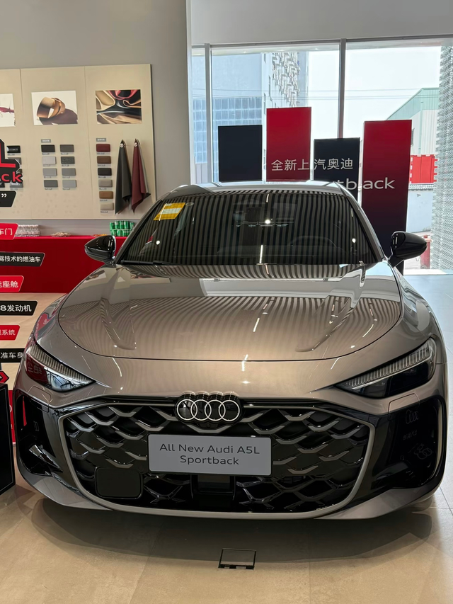 给你三十万，你会买奥迪A5L吗？今天我们来一起聊一聊这台车，是不是能够对得起它