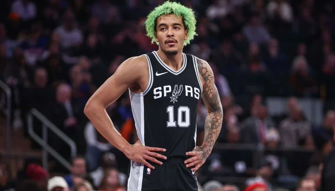 马刺自媒体PlayoffSpurs更新社交媒体，晒出一则有趣的讨论。其写道：