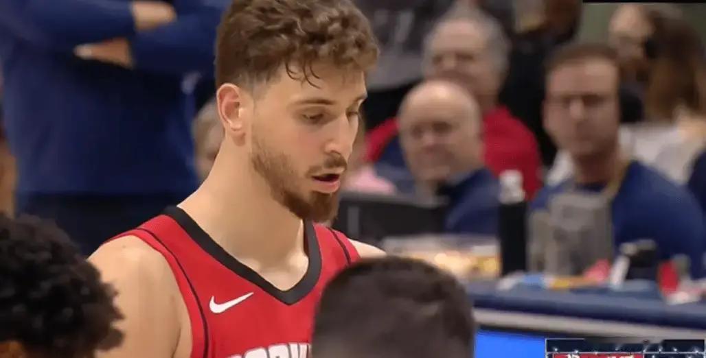 担责，是球星最廉价的体面。火箭更衣室一片死寂，申京捶着胸口说“怪我”。但你