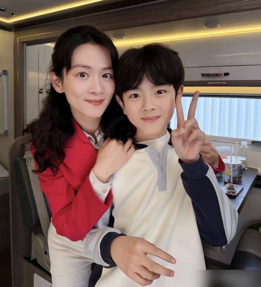 《好好的时光》这剧，有点分裂。首播收视直接登顶，后来一路看涨。单集最高破4