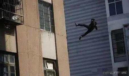 贵州安顺，36岁男子半夜在一民宿嫖娼过程中，正巧碰到民警前来此处调查噪音扰民情况