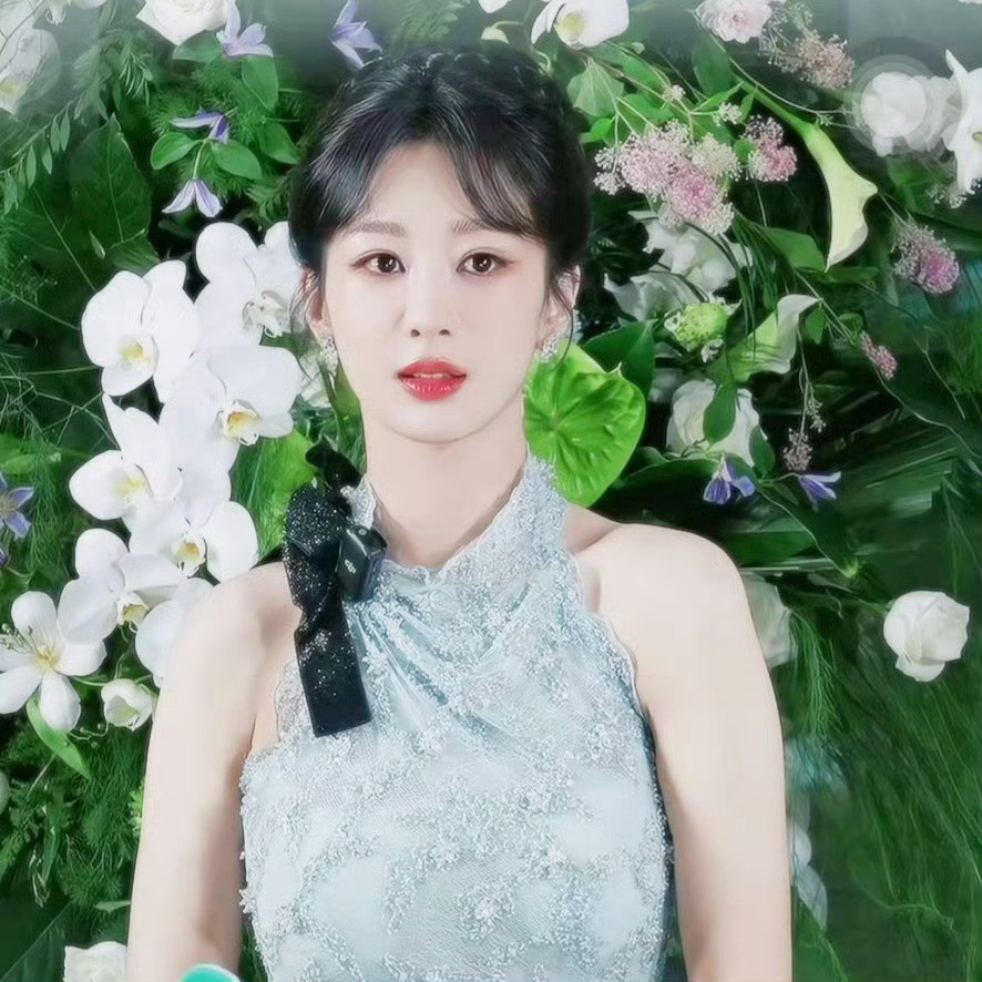 杨紫直播太久不见杨紫的出现，已经美得不像话了，不过说真的还有点没认出来[捂脸哭]。