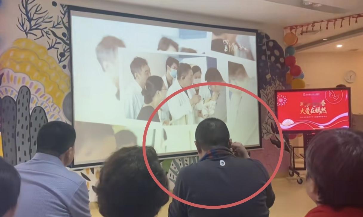 这是2月4日，嫣然医院年会上，李亚鹏吃饭的背影！节俭惯了的李亚鹏等别人先吃饭，然