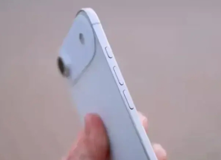 公司同事入手了一台苹果17AIR，时不时“显摆”一下这个手机有多么薄、多么轻，