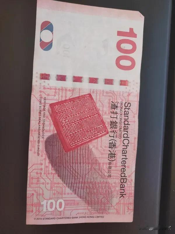 最近广东惠州街头一辆小货车可出了大名。网友发视频说，晚上看到货车上装着好多透明包