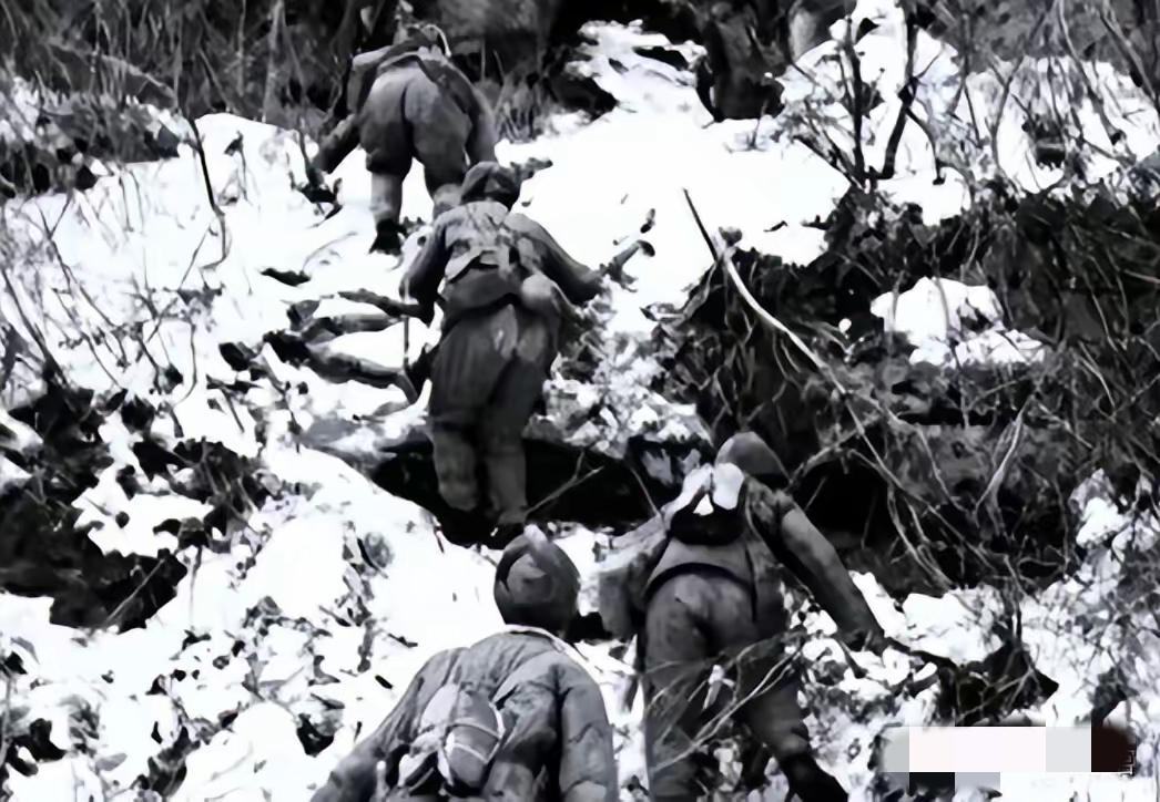 1951年，一位饿了数天的志愿军连长趁着夜色率部爬上美军高地，谁知上面竟连一个美
