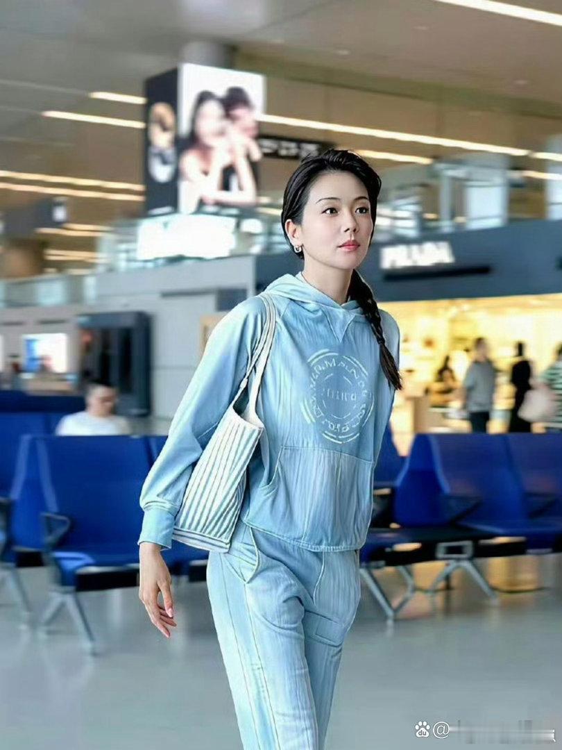 刘涛快到五十依旧状态在线，整个人清爽稚嫩，少女氛围感直接拉满。