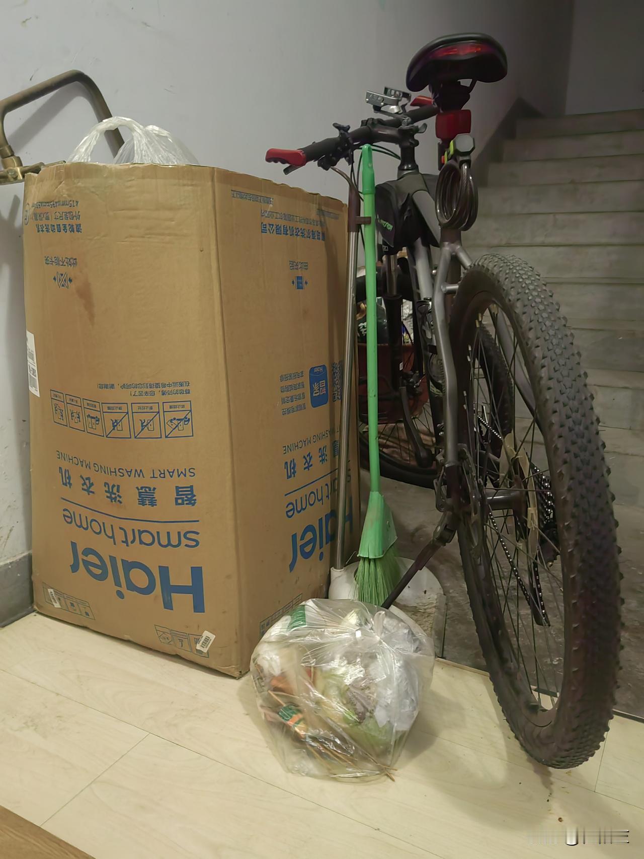 有这样的对门邻居我也真是无语。把门口过道堆的满满，乱七八糟。想提醒，又怕伤和气