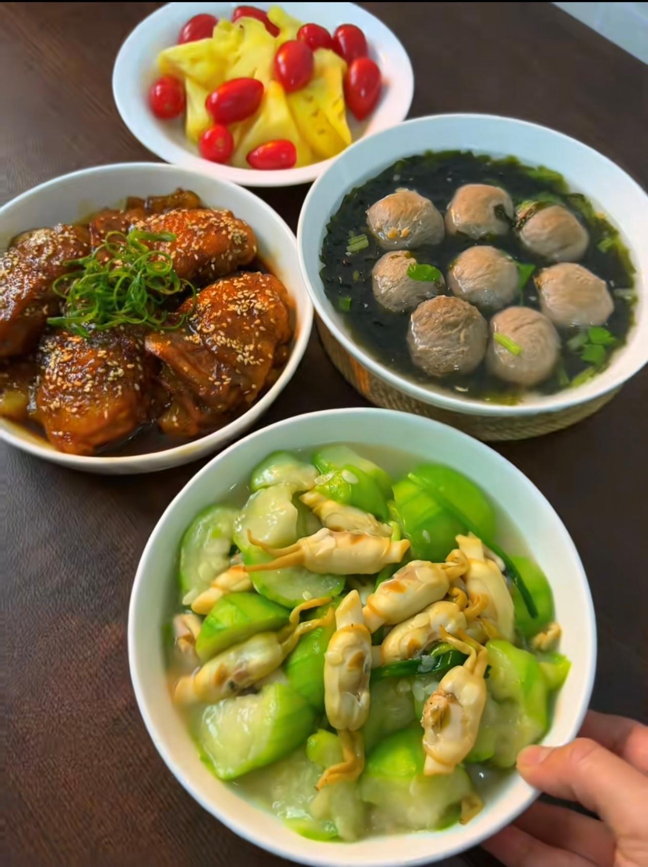 我表嫂，广东潮汕人，厨艺真的绝了！这一桌子一桌子的硬菜，全是她亲手做的，每一口都