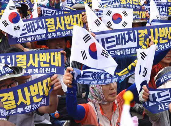 韩国免签盼中国游客救经济，没落地先闹反对游行，这操作实在让人看不懂。前段时间