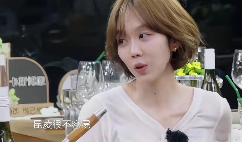 姜妍当着张雅琪的面夸昆凌上菜不容易，张雅琪在旁边盯着姜妍点头附和，姜妍：“昆凌很