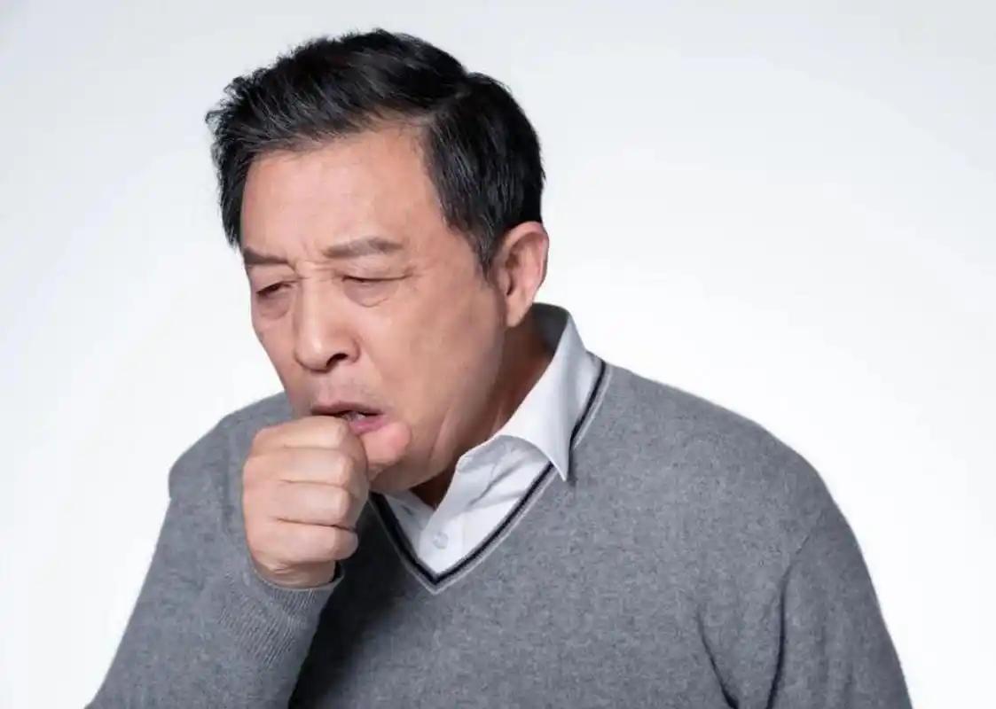 医生提醒：哮喘患者，冬季务必避免这些行为，以防“喘上加喘”！别忽视了一到冬天