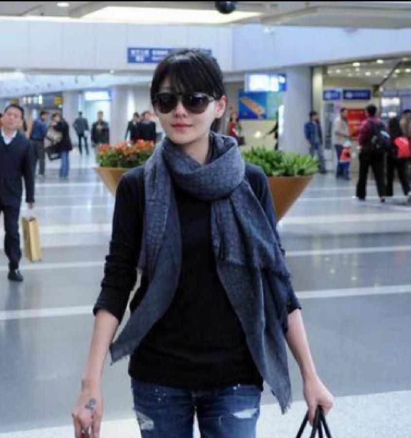 大S到后来才明白，王伟忠嘴里的“傻子”其实是我。当年姐妹俩边上学边赶通告，大S排