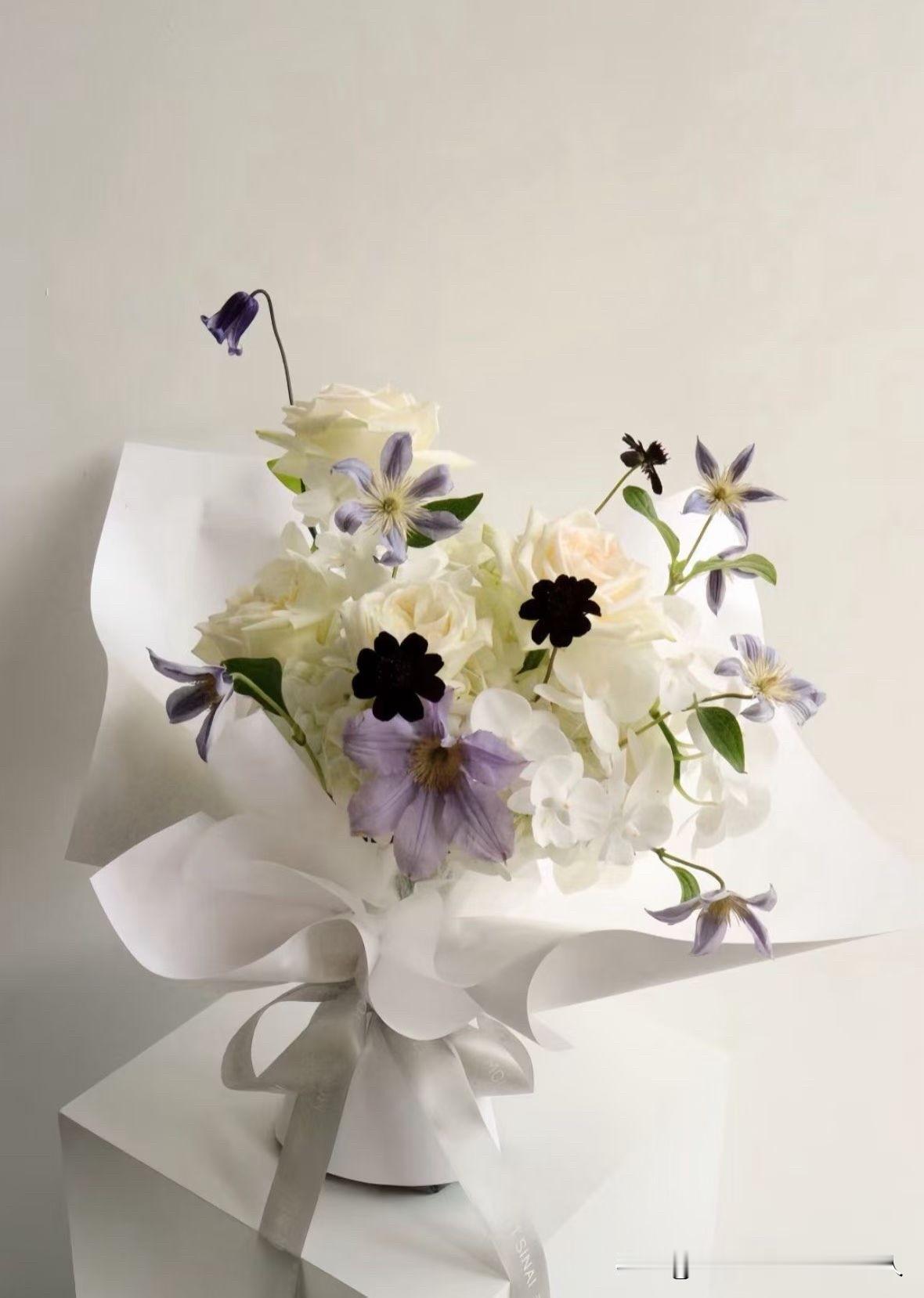 真的被老公气死了昨天不小心扭到腰了,临睡前让我老公帮忙贴了一块药贴在后腰上,贴