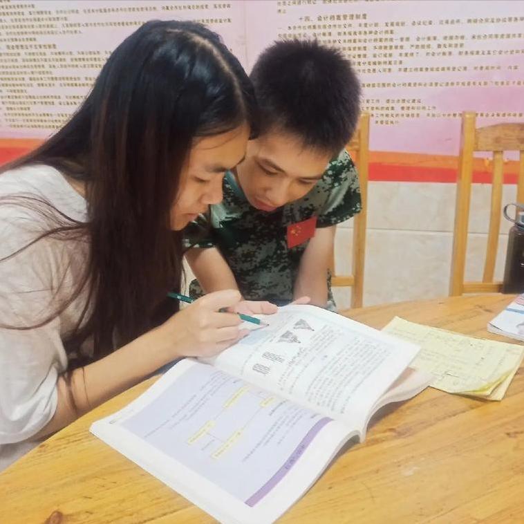 甘肃，高三女生高考结束去花店打工，才干了6天，老板娘就发现，这姑娘总在没客人的时