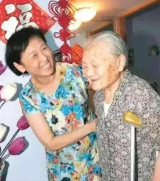 1966年，许曼云对保姆高玉清难为情的表示：“高姐，明儿你不用来了，孩子大了，得