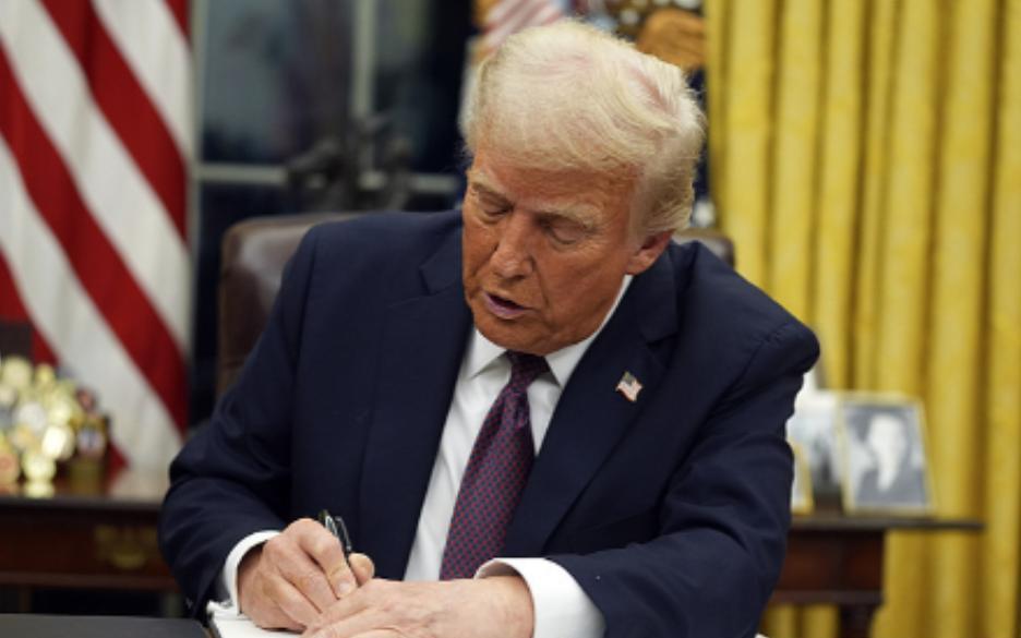 美国终于拿出对中国的经济王牌。中美经济战已经不可避免。美国为了对中国拒绝放弃购