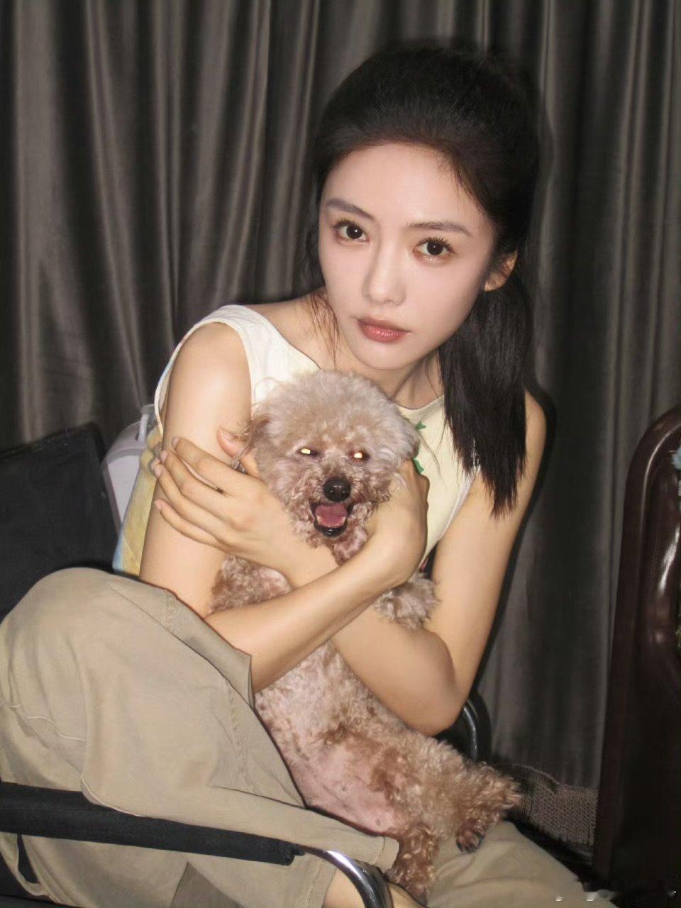 蔡文静学粉丝机场饭拍蔡文静机场被粉丝怼脸拍，直接复刻饭拍姿势，模仿“拍我下巴”