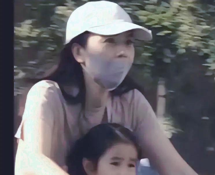 高圆圆女儿近照曝光！赵又廷基因太绝了，网友：这是复制粘贴吧？刷到高圆圆闺蜜晒的