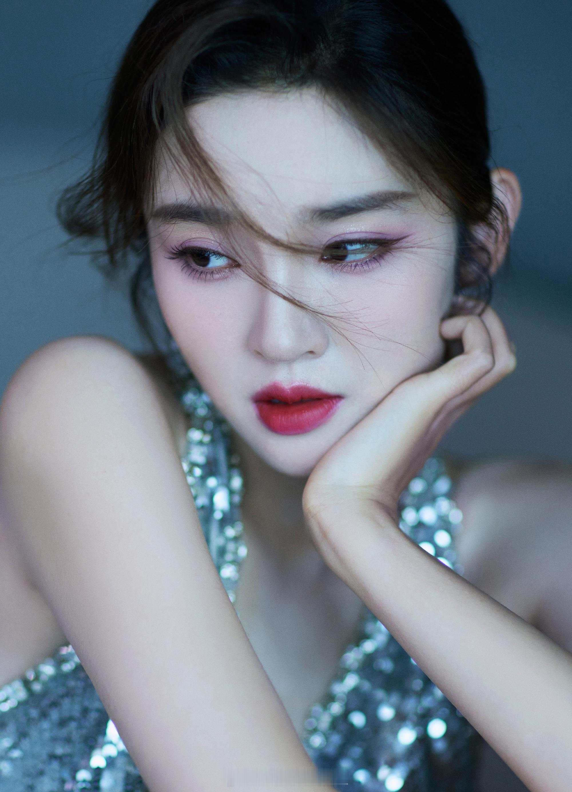 唐艺昕紫色眼妆挂脖深亮片长裙