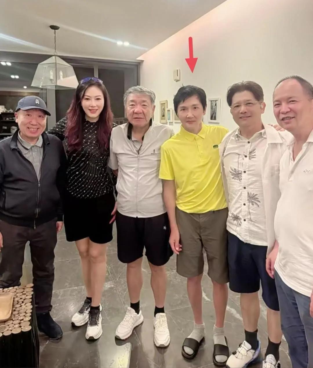 孙楠化身小鲜肉，56岁的她皮肤光滑细嫩，帅气十足。众所周知，孙楠由于长时间居