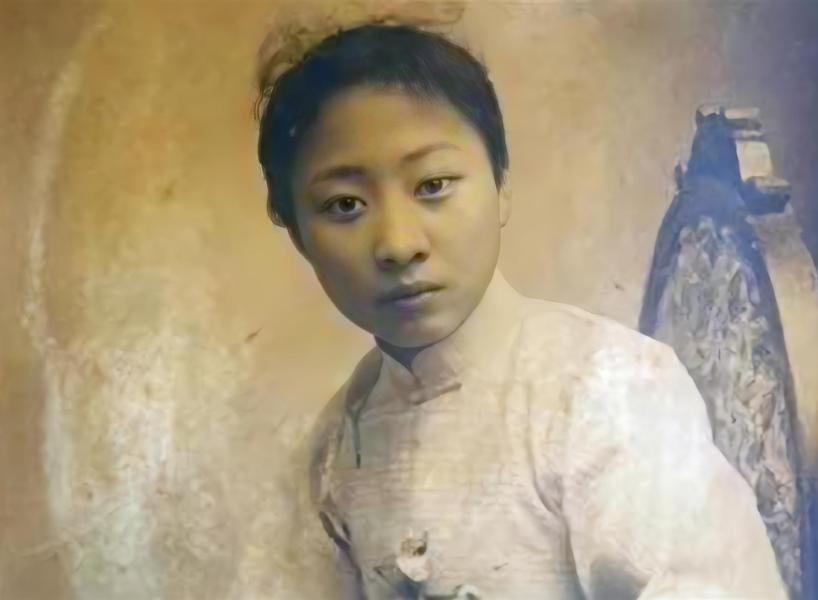 1925年，27岁露兰春伺候完57岁的黄金荣，便泛起恶心去洗手间干呕，擦完嘴巴，