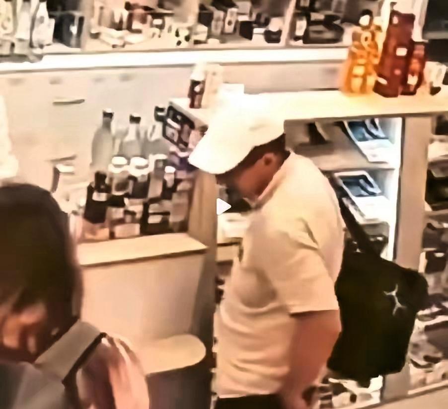 以迅雷不及掩耳盗铃儿响叮当之势，完成了一次站着拉屎，在曼谷一家临街商铺门口，一名