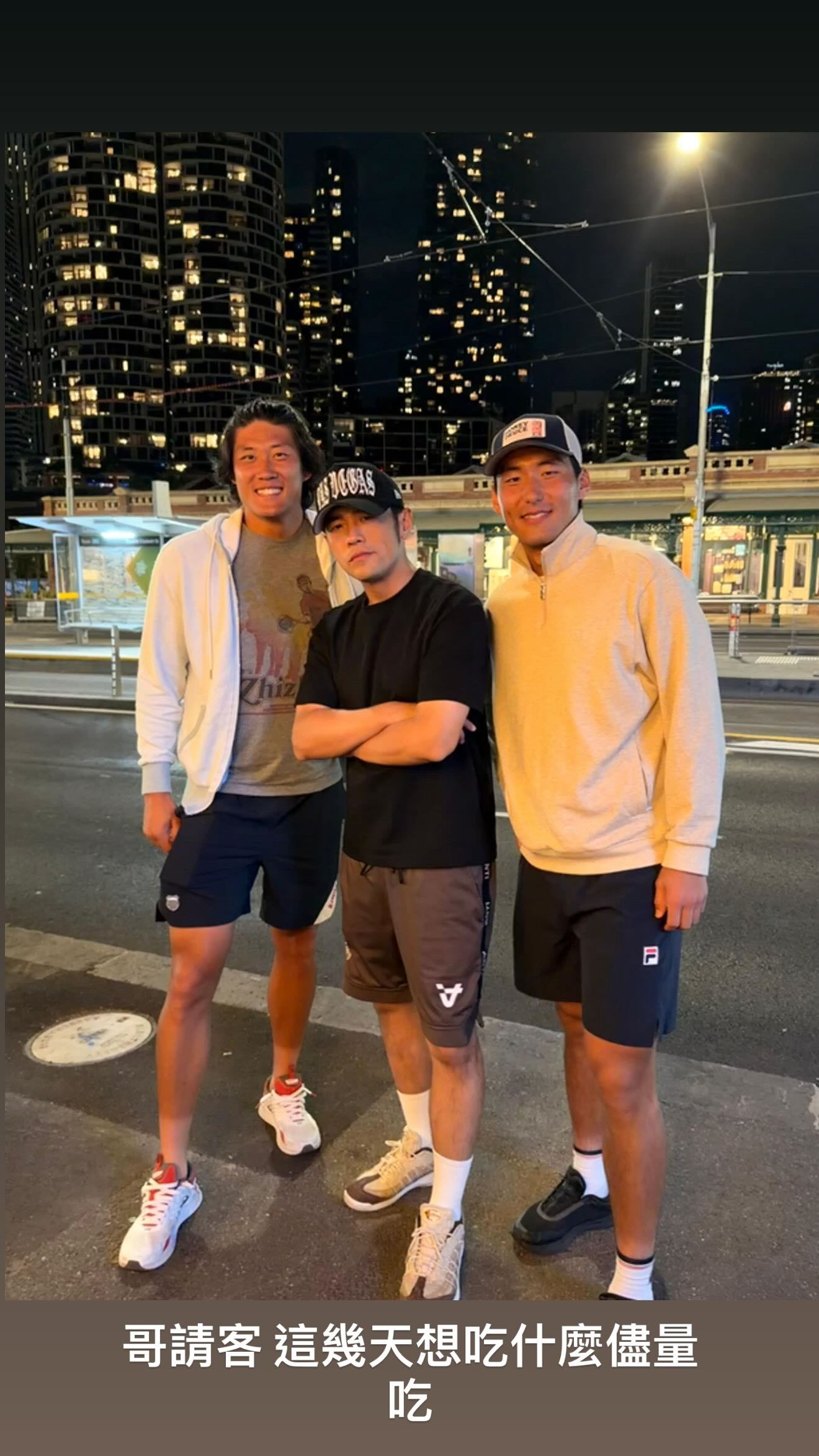 #周杰伦合影张之臻布云朝克特#2026澳网正赛第二比赛日，张之臻、布云朝克特不