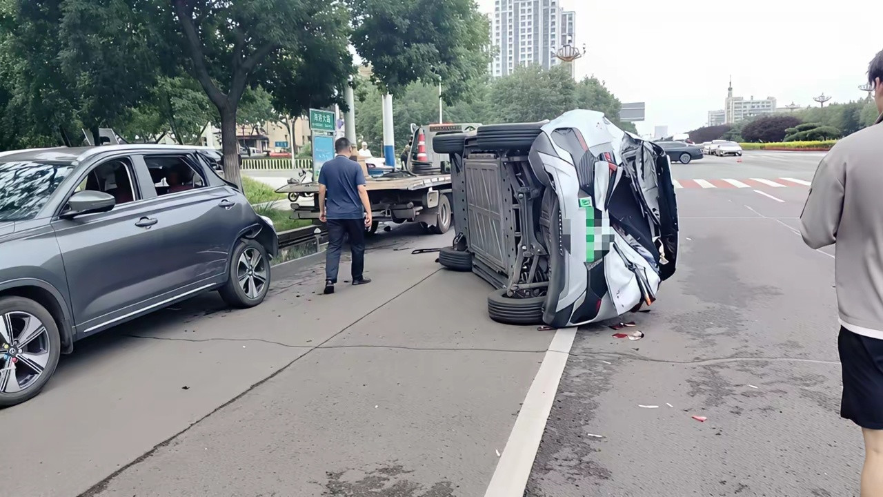 不用总质疑新能源起火，油车着火的概率本就比电车大，只是见多了没人在意罢了。空中转