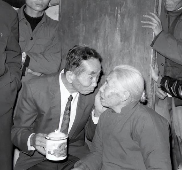 1983年，台湾老兵柳卓寿以旅游为借口，从台湾前往美国、日本等国，最终回到了他出