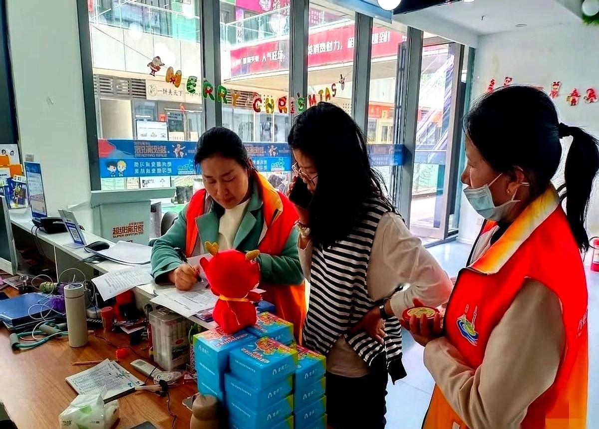 女儿去社区上班，月入三千二，爹妈没拦。不图升职加薪，不追北上广，就图离家五步路