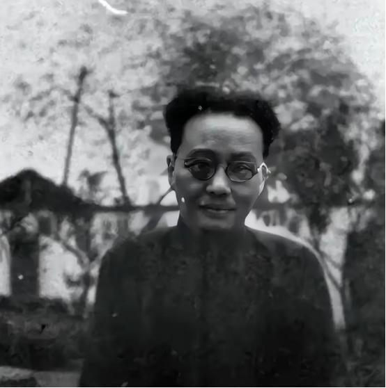 1975年，周养浩拿着通行证和政府发的路费，昂首走出功德林监狱。他做的第一件