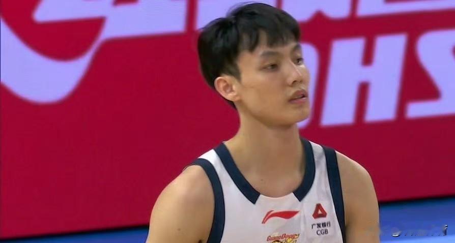 恭喜徐杰，上升至广东队史第二！单场5记三分，拿到17分9助攻3篮板的全面数据，徐