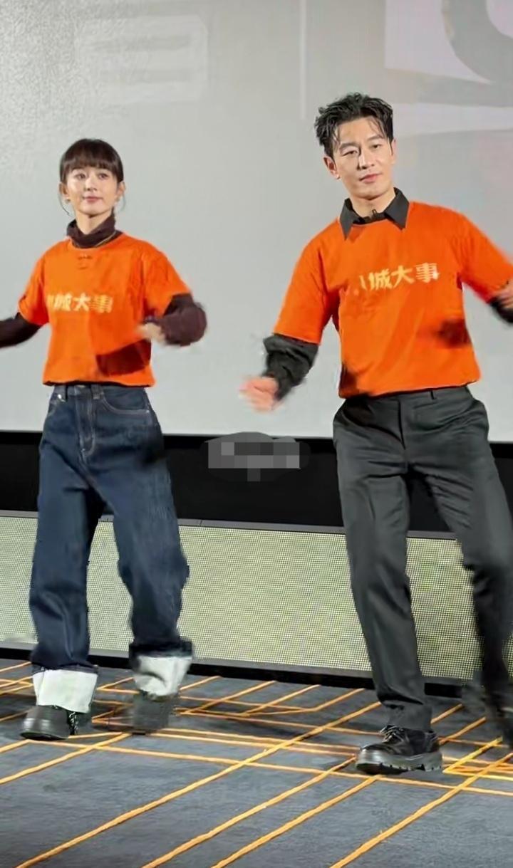 赵丽颖黄晓明同框，赵丽颖，身形愈发精瘦，那精致小巧的脸庞显得更加紧致，仿佛岁月未