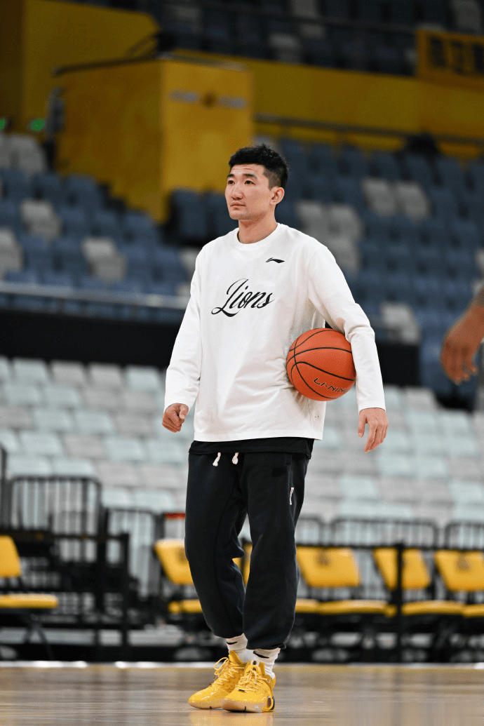 广厦男篮社媒分享训练图集: 球队将于今晚迎战福建男篮