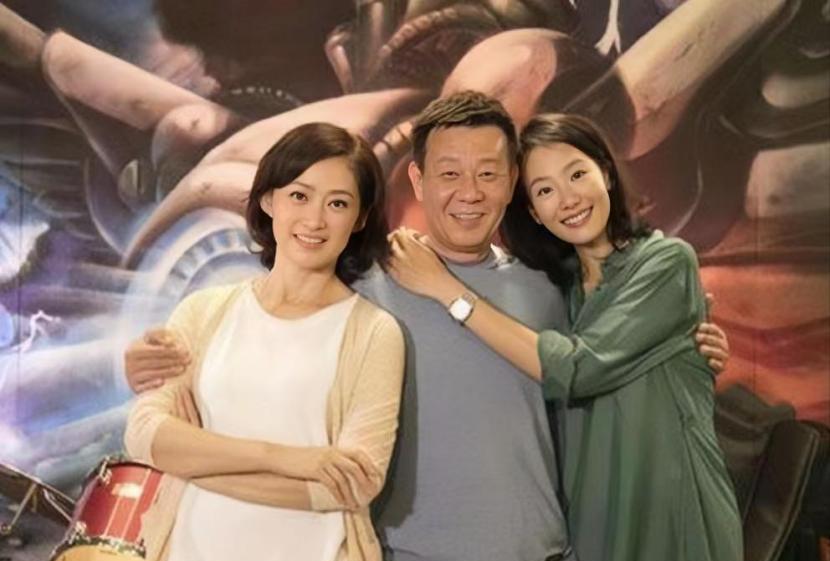 寇世勋娶了崔瑶琪后，生活极其幸福，可是后来他又爱上了健美小姐许黎丹，并把她带回家