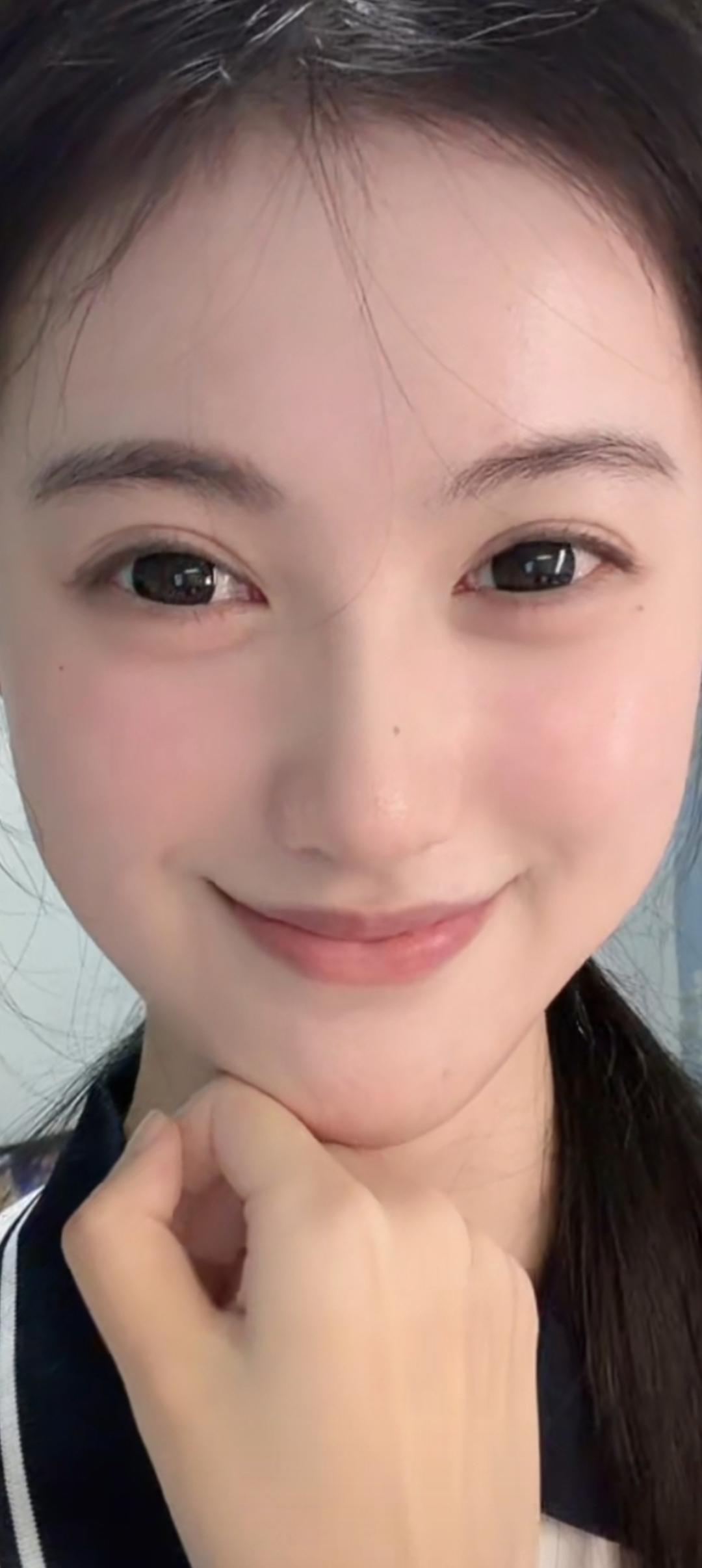 这笑容真甜，让人心情好。