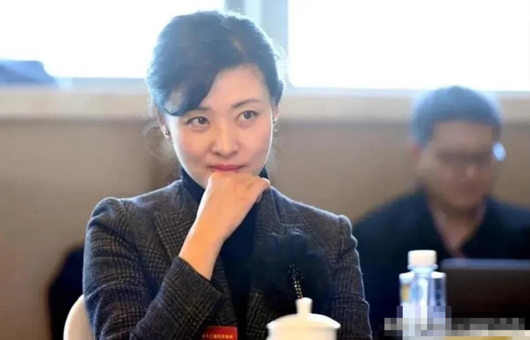 都是50多岁的老女人了，怎么还这么有气质，这样迷人的眼神，哪个能扛得住？她曾是央