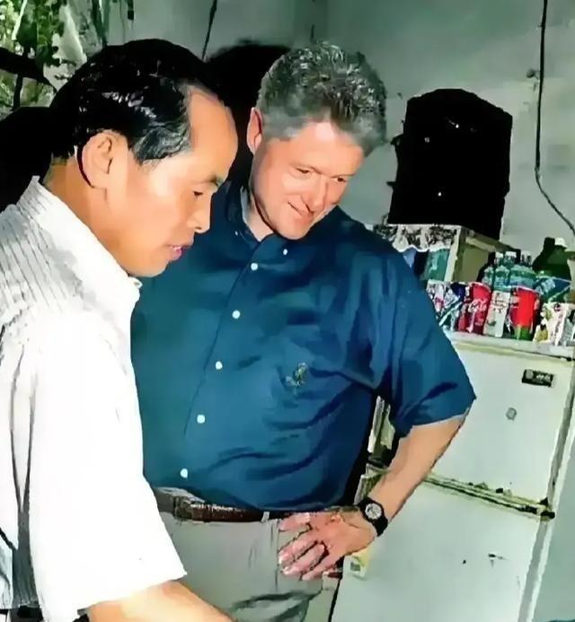 1998年，克林顿来中国访问。有天他闲着没事，溜达进一家小卖部，抬眼一看，老板