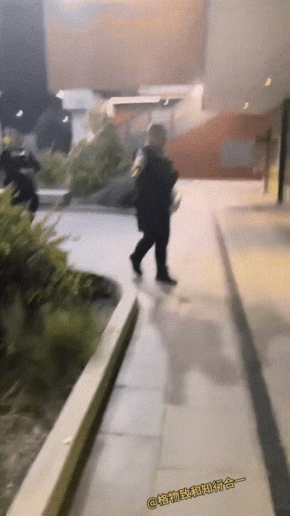澳大利亚，一东大留学生，因为天气冷，心情不好，砸了公交站休息室的玻璃警察来了之