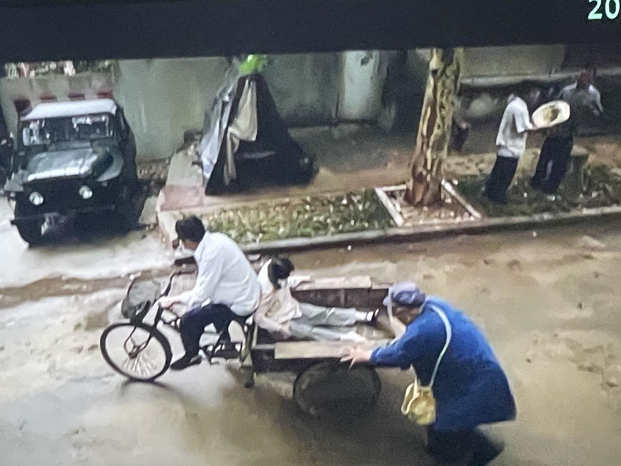 张嘉译有一辆骑了40多年将近50年的三轮车。在《装台》里，他骑着三轮车撞到了闫妮