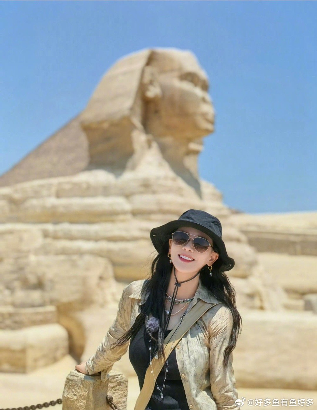 又看到了花少状态的马思纯狂想之城漫步街头时随手拍风景的样子太戳人！阳光洒在发梢