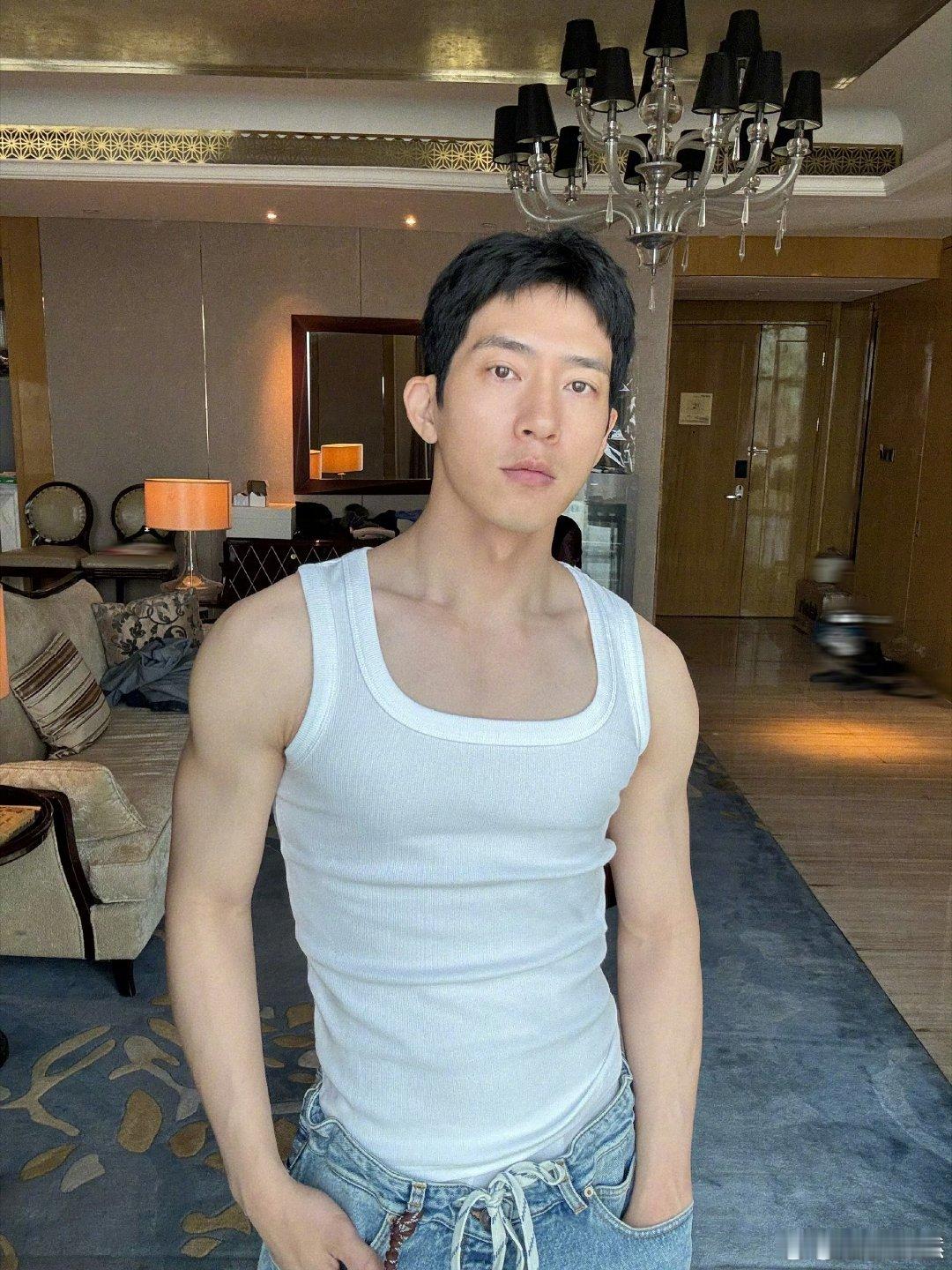 嘴上说着“持续性想躺”，身体却很诚实地练出了好身材井柏然