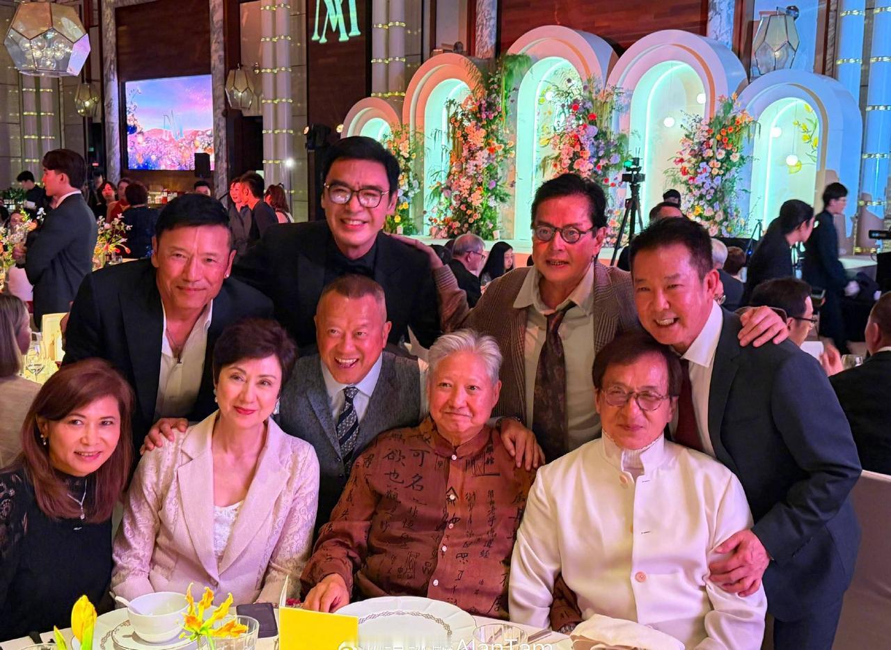 这到底哪家豪门的婚礼，能让他们同时在场！洪金宝、成龙、元彪、谭咏麟、曾志伟、